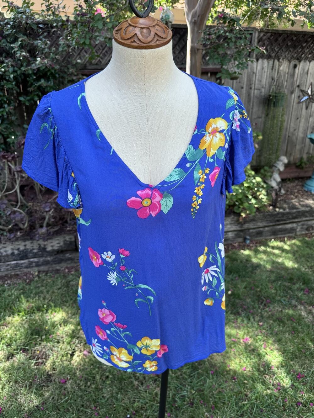 Old Navy Floral V-Neck Short Sleeve Blouse Women’s M Rayon Flutter Sleeve Top